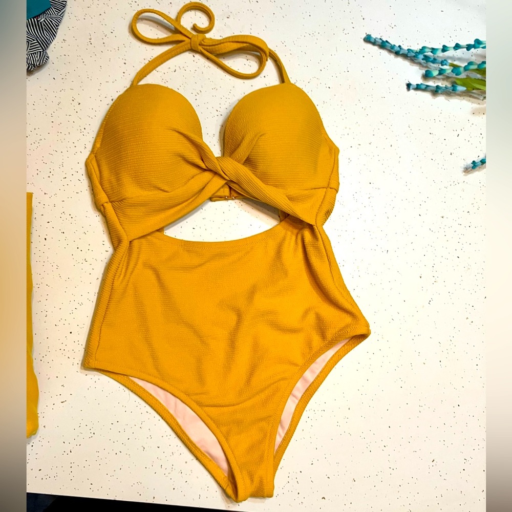 Shade and Shore one-piece yellow swimsuit, size 34 D